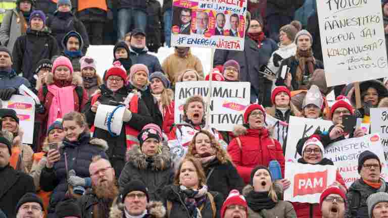 Thousands give their backing to the unemployed on Senate Square