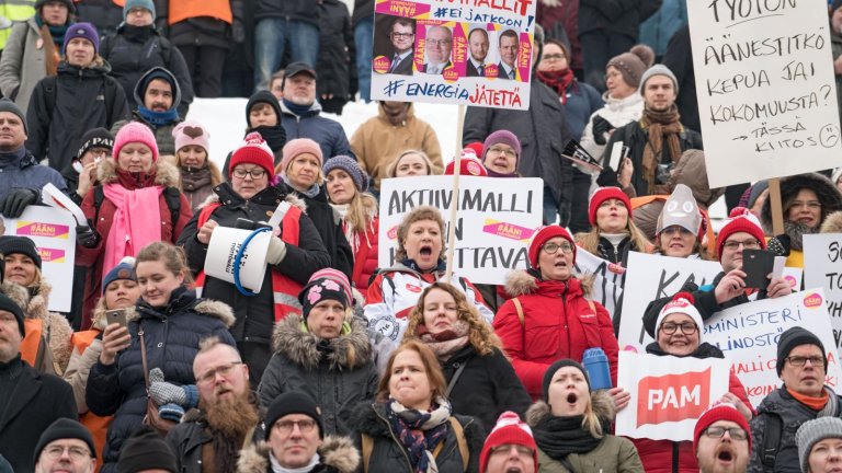 Thousands give their backing to the unemployed on Senate Square