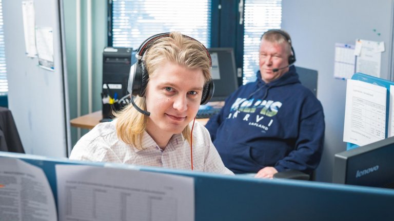 Inom den vilda telefonförsäljningsbranschen finns också mer ansvarstagande företag: Arbetstagarna stannar kvar, språktillägg utbetalas också