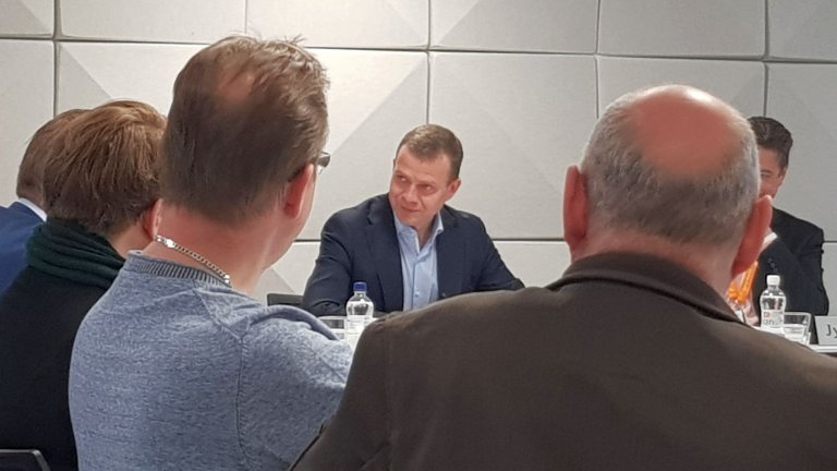 Petteri Orpo emottog PAMs styrelsehälsningar angående underlöner och plattformsarbete