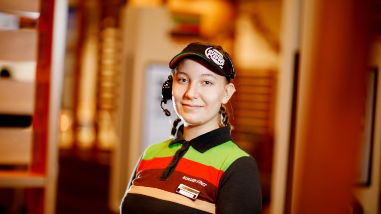 Snabbmatsarbetaren Selina Virtanen: Kundservicejobbet är belönande