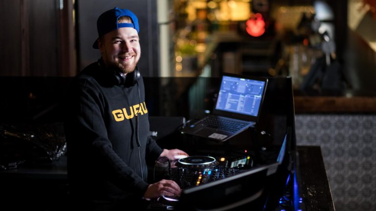 DJ:n skapar stämning och liv på dansgolvet – ”Jag vet att jag lyckats då ropen hörs ända till disken.”
