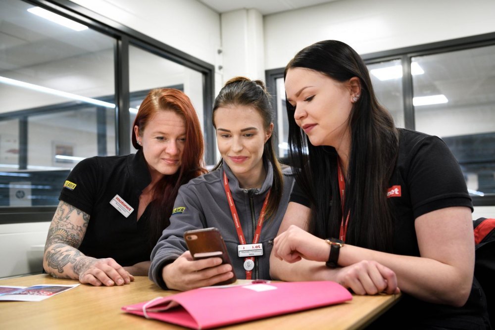 Sirkku Kangas, Janina Kemppi and Miia Rantanen believe that it’s good to focus on employment issues close to the elections. Photo: Harri Nurminen