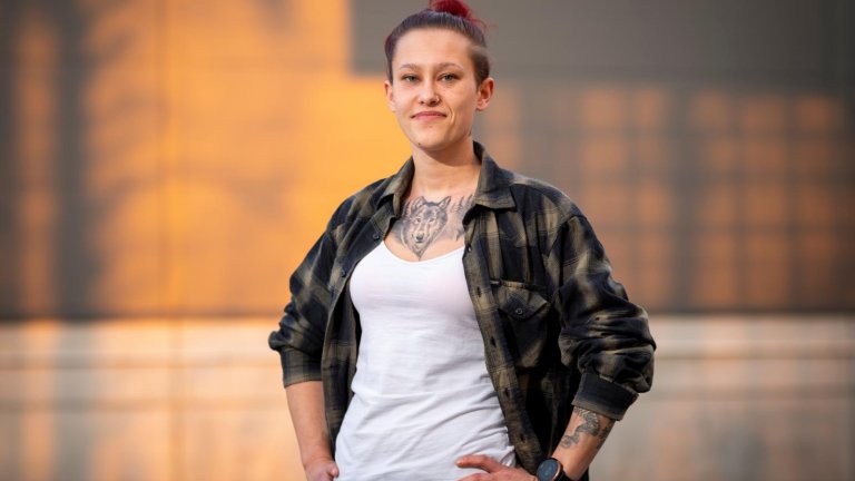 Christa Lundgren som jobbar i kundtjänst är glad över sin nya arbetsgemenskap: ”Jag har strålande arbetskompisar”