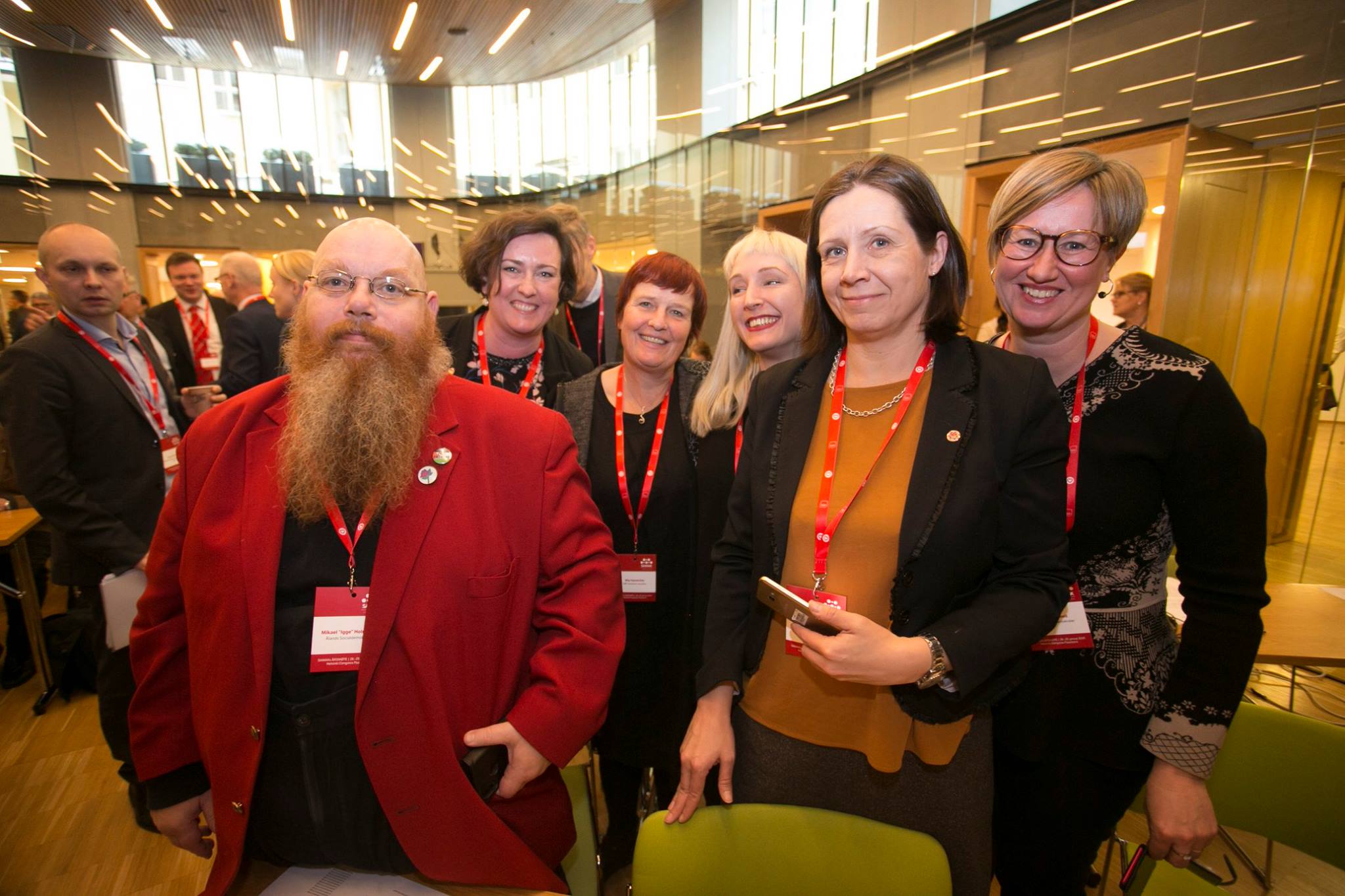 Ålänningar samlade på SAMAK: (från vänster) Igge Holmberg, Sara Kemetter (Nordenskolan), Mia Hanström, Jessy Eckerman (Nordenskolan), Kristin Mattsson, Camilla Gunell från Ålands socialdemokrater. Källa: Pekka Sipola/SAMAK. 