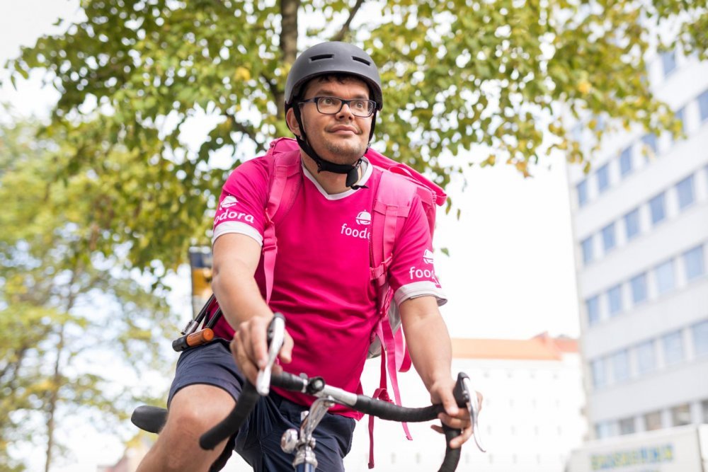 Miran Hamidulla hopes that the situation of couriers will be improved. “I used to be a delivery employee when I was studying. I don’t understand why I now have to be an entrepreneur to work as a food courier,” he says. Photo: Anna Autio