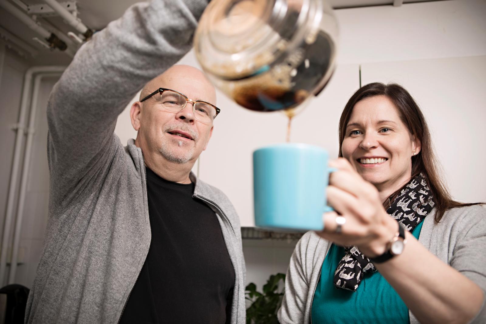 Samuli Miettinen and Outi Mäkelä take a coffee break. Photo: Eeva Anundi