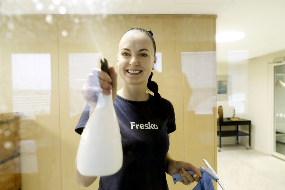 “When I was growing up, my mum used to say I am the worst cleaner ever. Recently, I just hit my five star score at Freska. That is the highest rating given by customers during a three month period”, Gerstin says with a big smile and grabs the spraybottle. Photo: Liisa Takala.