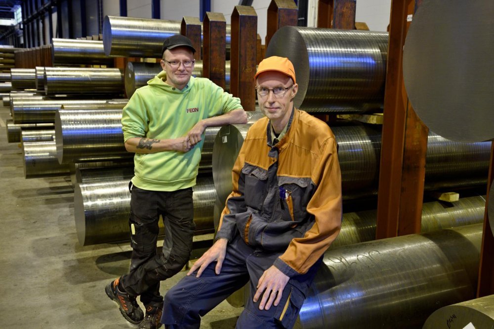 Warehouse employees at the Hattula Steel Service Centre, Ville Sihvonen (on left) and Juha Ljungberg agree that the main goal of the work of the OHS representative is the wellbeing of the coworkers. Photo: Harri Nurminen