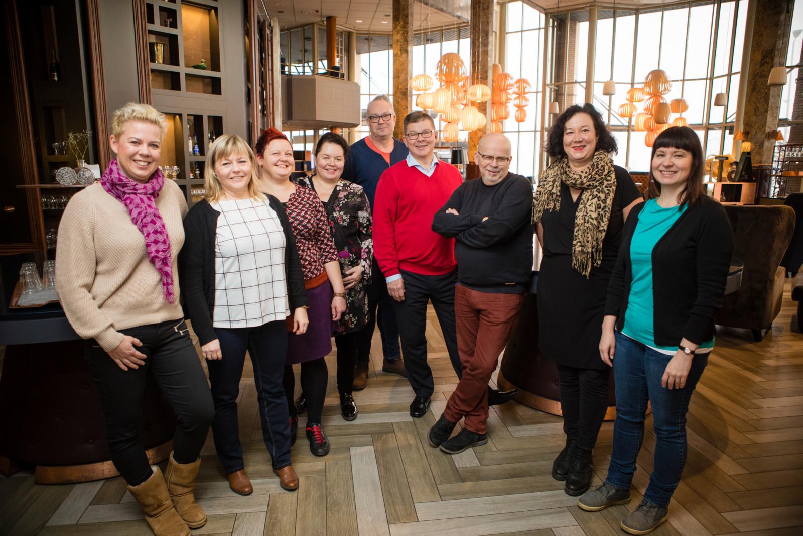 Johanna Sparf (till vänster), Jaana Manninen, Satu Kuosmanen, Merja Stenman, Kimmo Vanhala, Timo Neuvonen, Samuli Miettinen, Tea Jakobson och Outi Mäkelä träffades i Helsingfors i måndags. Foto: Eeva Anundi