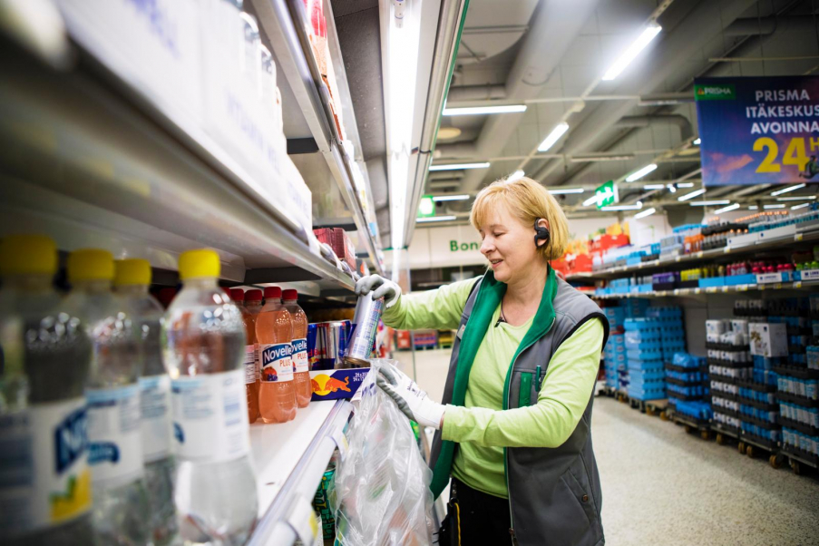 Expediten Kirsi Lappalainen har arbetat i butiksmiljö i tre decennier. Bild Eeva Anundi