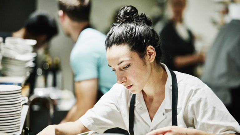 Personaluthyrning ger arbetstagaren frihet, men också osäkerhet – i Sverige regleras personaluthyrning striktare än i Finland