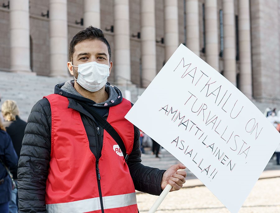 Roberto Barbato som jobbar på hotell vill att regeringen lättar på begränsningarna inom branschen. Bild: Jukka Rapo