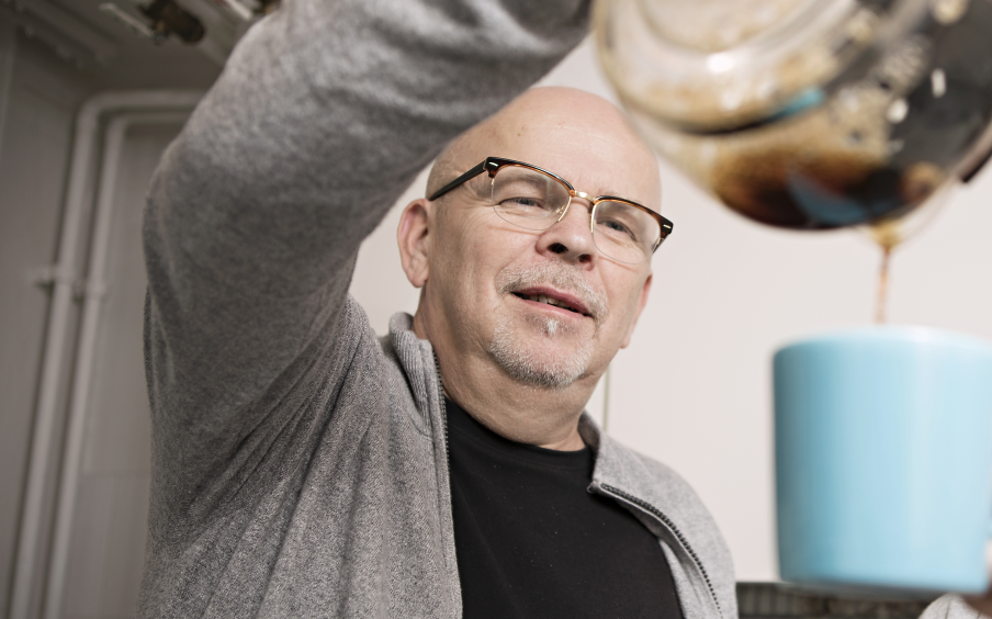 Sokotels arbetarskyddsfullmäktig Samuli Miettinen tar nuförtiden en kaffepaus online. Foto: Eeva Anundi.