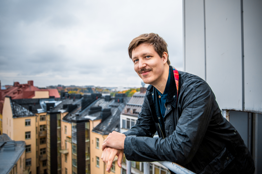 Tidigare har han jobbat som väktare, men har redan i sex år varit anställd på förbundet. ”Jag har mina gamla lönespecifikationer från tiden som väktare kvar i bokhyllan”, säger han och flinar. Kuva: Emilia Anundi