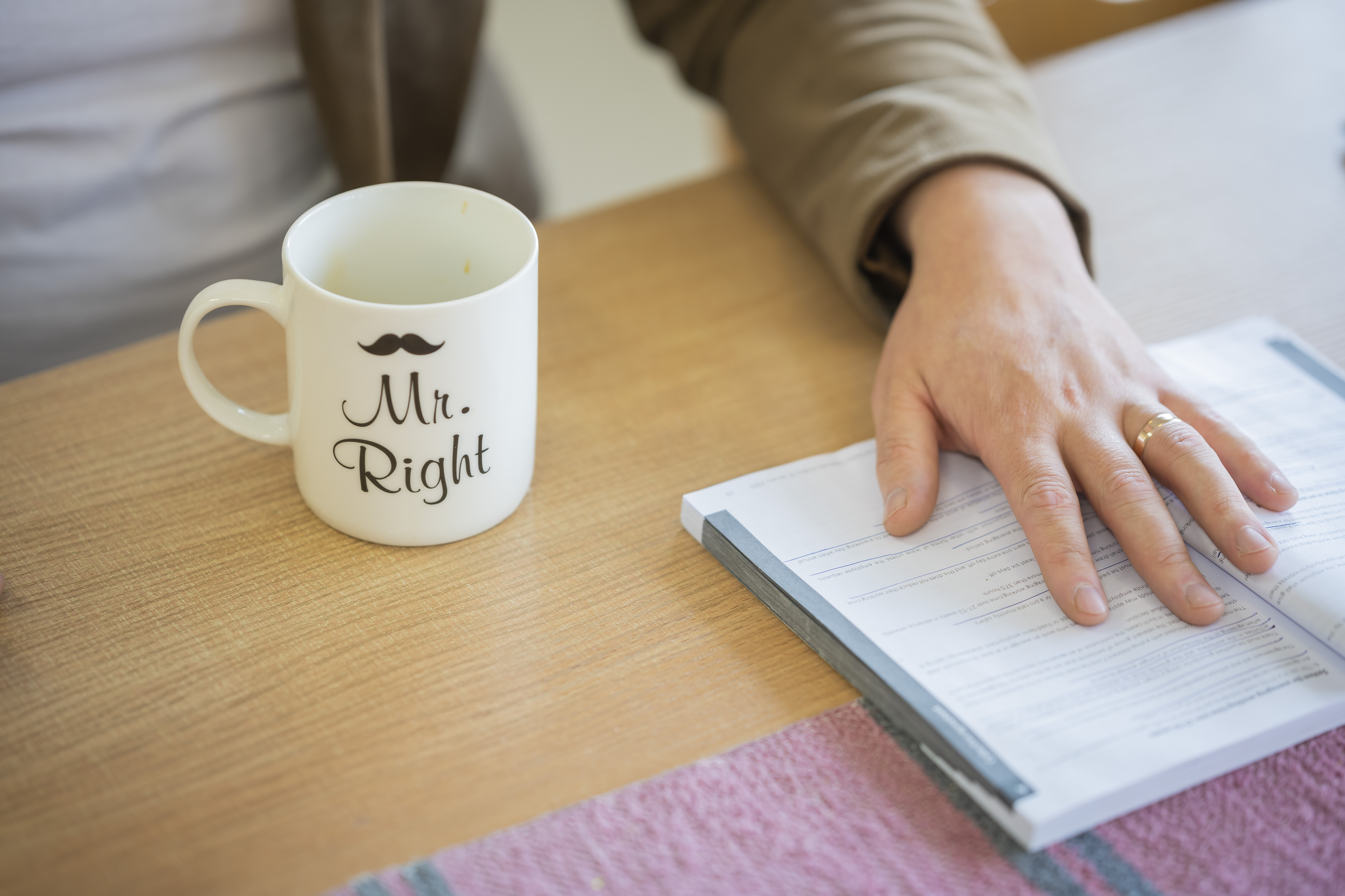 Det finns två saker som jag aldrig skulle ge upp, säger Ionut. Det ena är hans fullklottrade exemplar av handelns kollektivavtal för lagerarbetare och det andra är en rejäl kopp kaffe. Bild: Vesa-Matti Väärä
