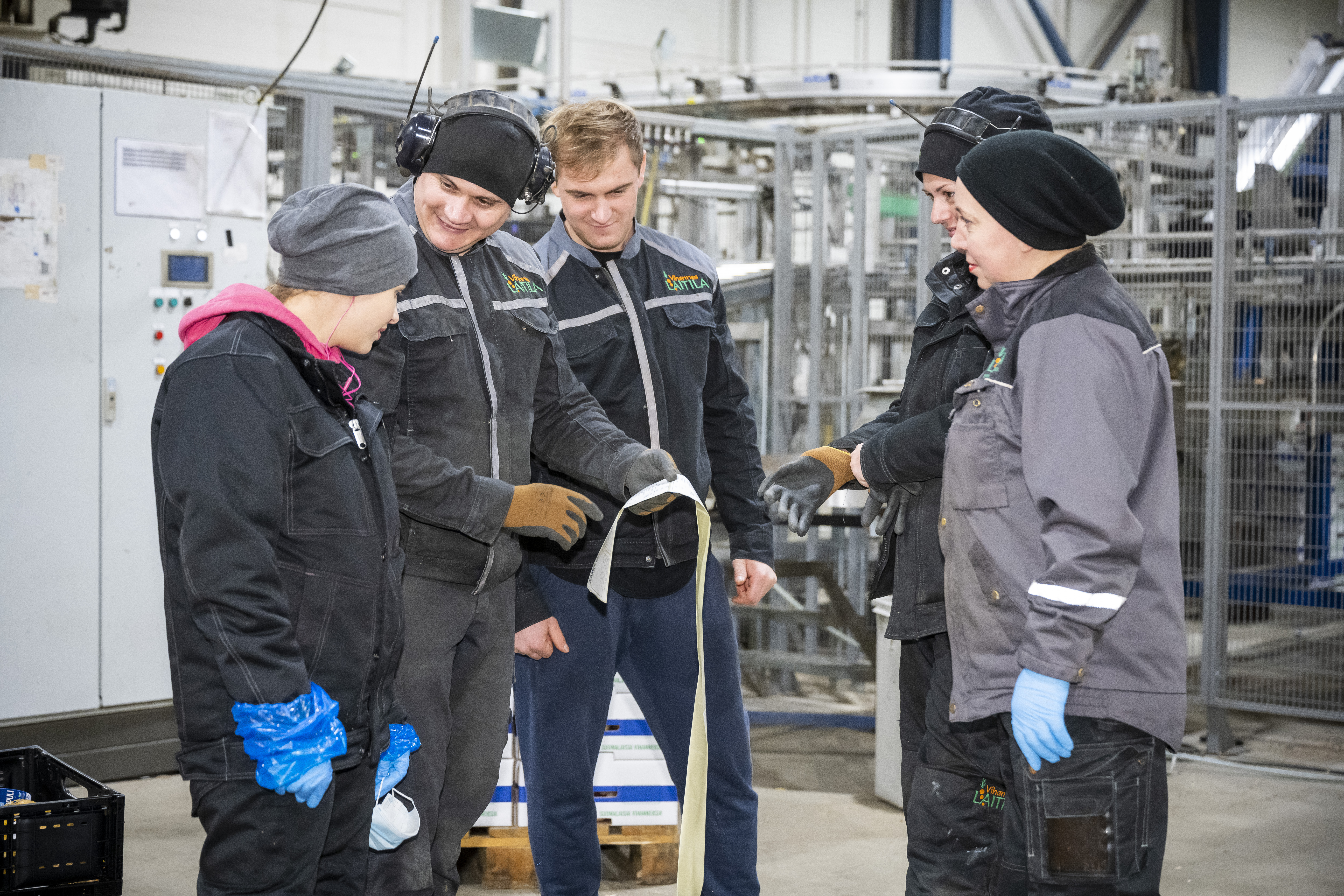Ionut tillsammans med sina arbetskamrater på lagret. Från vänster: Maria, Ionut, Victor, Nelly och Irina. Största delen av arbetstagarna kommer från Rumänien, Moldavien och Ukraina. Bild: Vesa-Matti Väärä