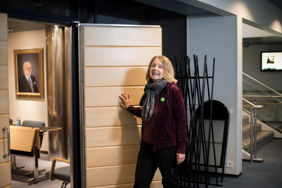 Leena Lipiäinen-Medjeral är fullmäktigeledamot i Villmanstrand. Hon fotograferades i en mötesmiljö på Villmanstrands stadshus Foto: Arttu Muukkonen