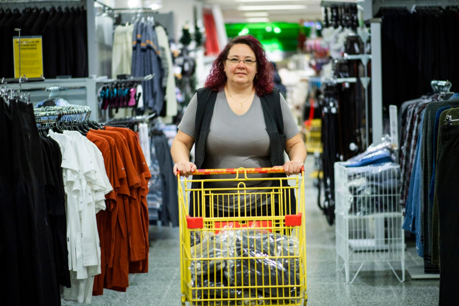 Förtroendemannen Minna Vörlin anser att granskningen ligger i både de anställdas och arbetsgivarens intresse. Bild: Esa Melametsä
