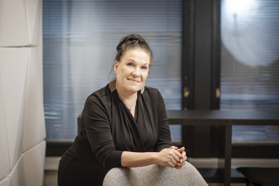 Occupational safety representative Sari Suhonen works as a sales assistant at Clas Ohlson in Helsinki. Photo: Eeva Anundi