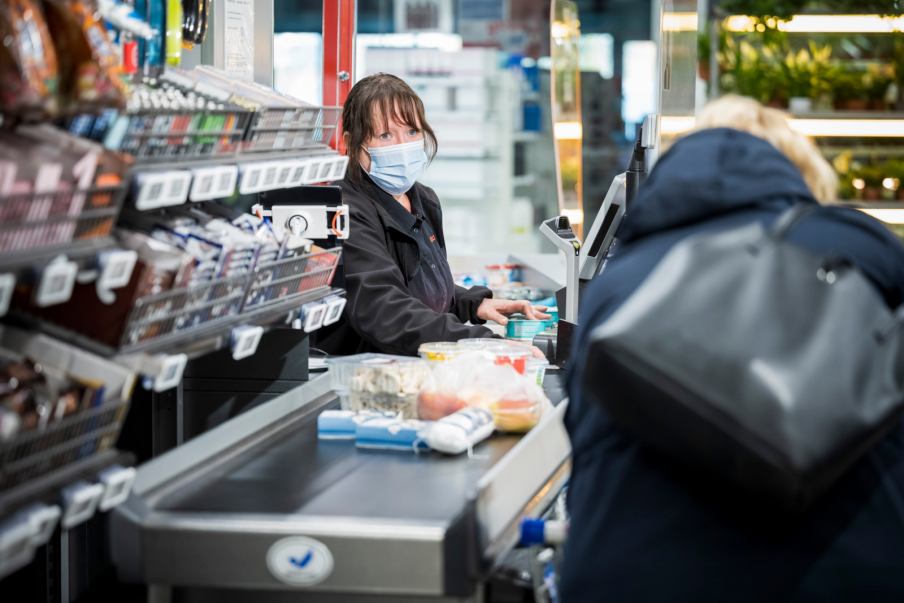 Även om vaccineringarna framskrider också i Finland, är det enligt Niina Tikkalahti inte ännu dags att avstå från de bekanta säkerhetsåtgärderna. Bild: Vesa-Matti Väärä
