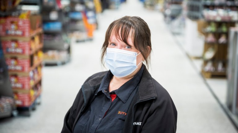 Försäljare som prövats under pandemin vädjar till kunderna: ”Det är viktigt att orka följa anvisningarna”