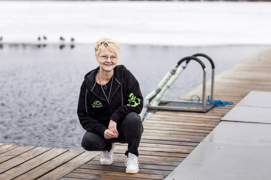 Sirpa Airaksinen, som utbildat sig för caféarbete, säljer biljetter, kaffe och korv till bastubadare i kiosken vid Kaukajärven Sauna. Hon tvättar också basturna. Bild: Marianne Malkamäki