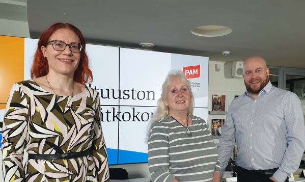 PAM:s ordförande Annika Rönni-Sällinen samt fullmäktiges ordföranden Sirpa Laakso och Sami Viitasaari.
