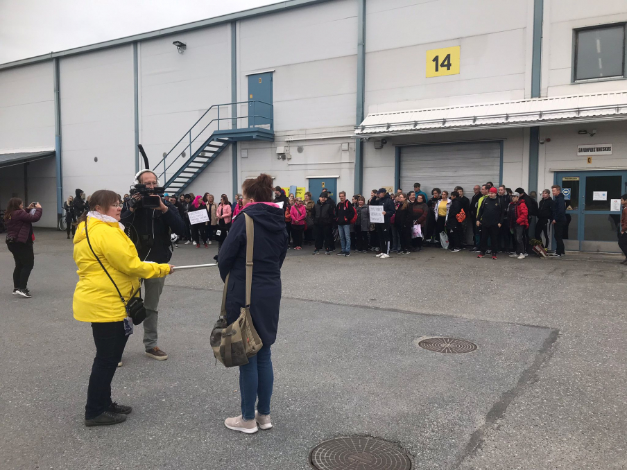 Arbetarna vid logistikcentralen marscherade ut på eftermiddagen.joittui iltapäivään.