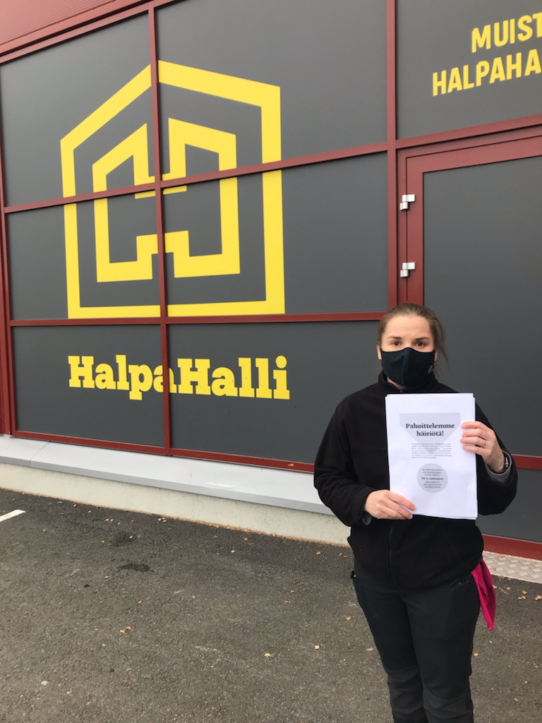Piia Hulkkonen med kolleger avlägsnade sig från arbetsplatsen.