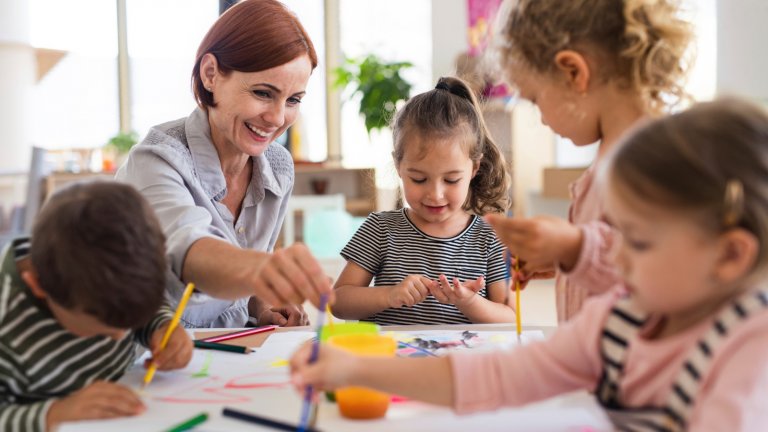 Kan en arbetstagare vara frånvarande från jobbet och få lön om barnets daghem eller skola stänger?