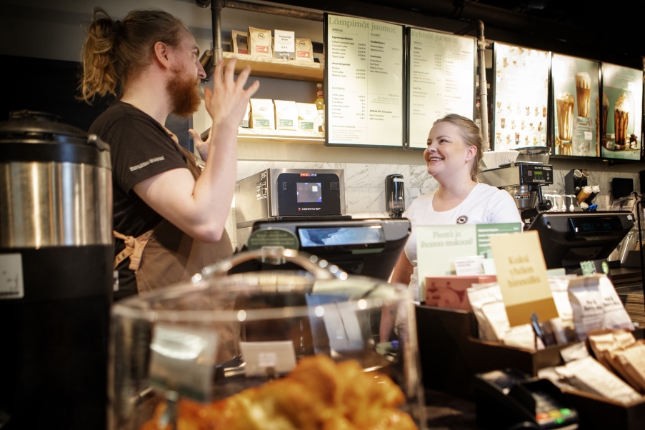 Under de kommande månaderna kommer Pipsa Valtonen att åka runt till Espresso House-caféer för att träffa arbetstagare. Hon inledde rundan i juni i Hagnäs i Helsingfors. Bild: Susanna Kekkonen