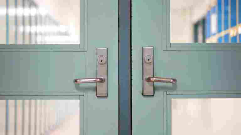Can I get paid, if the strike in private social services closes my place of work?